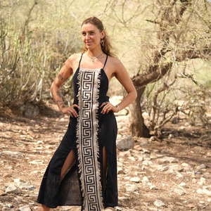 Elegante Vestido Maxi Negro Bohemio con Bordado de Llaves Griegas, Detalle de Flecos sin Rematar y Aberturas Laterales Dobles - Product Image 3