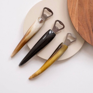 Abridor de Botellas de Cuerno Natural Moderno, Accesorio Decorativo Único para Bar, Herramienta Artesanal para Abrir Bebidas, Regalo Rústico para Cocina o Bar - Product Image 1