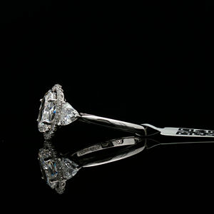 Bague de fiançailles solitaire ovale de luxe en or blanc 14 carats, sertie de pierres latérales trillons et rondes, cultivées en laboratoire |   Diamants Sheetal - Product Image 3