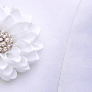 Broche de Flor de Perla Blanca, Elegante Pin Floral de Tela, Joyería para Mujer, Accesorio de Moda Premium con Diseño de Pétalos en Capas - Product Image 4