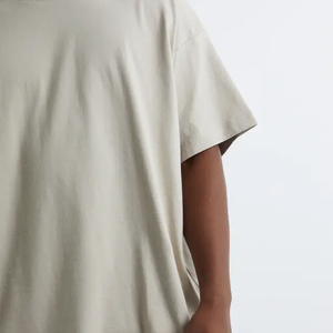 เสื้อยืดคอกลมแขนสั้นทรงปกติสำหรับผู้ชาย สีและโลโก้ปรับแต่งได้ เป็นมิตรต่อสิ่งแวดล้อม สไตล์ไฮสตรีท ผ้าถัก 100% คอตตอน ใส่สบายๆ - Product Image 3