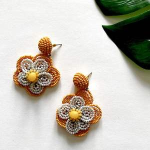 Boucles d'oreilles majestueuses en perles de verre pour une apparence festivement élégante, avec des motifs de perles complexes et une construction durable - Product Image 1