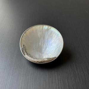 จานไข่ปลาคาเวียร์หรูหราสีขาวขนาด 10 ซม. รูปทรงกลม พิมพ์ลายด้วยเทคนิค Letterpress จากเปลือกหอยมุกแท้ 100% สำหรับงานแต่งงาน ขายส่ง - Product Image 4