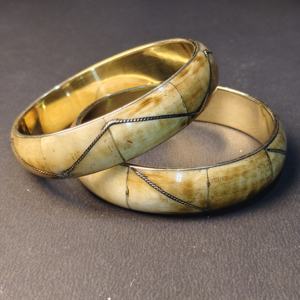 กำไลข้อมือทำมือจากกระดูกและลวด ชุด 2 ชิ้น - ลายฝังสีครีมธรรมชาติ พร้อมรายละเอียดลวดถักสีเงิน - สไตล์วินเทจแบบชาติพันธุ์ - Product Image 6