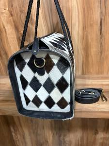 Bolso tote hecho a mano con parches de cuero genuino de vaca con pelo. |   Bolso de hombro estilo western para mujer con correa desmontable - Product Image 3