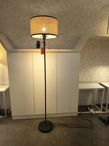Lámpara de Pie de Estilo Europeo Moderno con Pantalla de Tela, Luz Principal E26/E27 y Luz de Lectura LED Integrada de 5-7W para Hotel - Product Image 1
