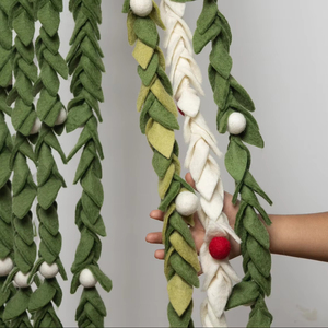 Guirnalda de Hojas de Fieltro y Lana, Decoración Ecológica - Product Image 1