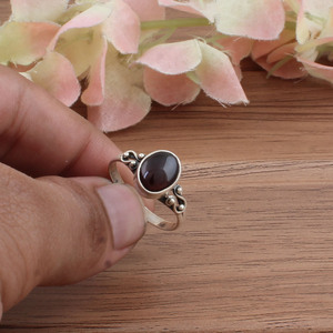 Bague en grenat rouge faite à la main, sertie clos, en argent sterling 925, style classique, pierre de naissance de janvier, bijoux naturels d'artisanat artisanal, vente en gros - Product Image 4