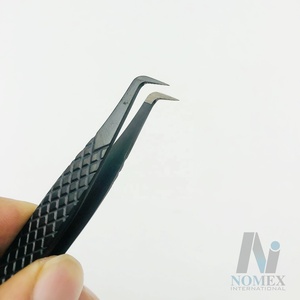 Pince à cils noir mat avec pointe en fibre Pince à cils à 45 degrés Pince à cils en acier inoxydable durable Pince à épiler personnalisée - Product Image 2