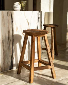 เก้าอี้เคาน์เตอร์ไม้สักแท้คุณภาพพรีเมียม ดีไซน์ทันสมัย พร้อมพื้นผิวธรรมชาติ ผลิตด้วยมือ เหมาะสำหรับใช้งานกลางแจ้ง ใช้ในร้านอาหารหรือบาร์ สำหรับการใช้งานเชิงพาณิชย์ - Product Image 2