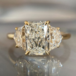 Bague de fiançailles en platine massif PT950 avec diamant de laboratoire VVS2 taille Radiant, pierres latérales en épaulette, trois pierres, alliance de luxe - Product Image 1