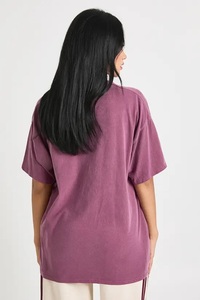 Camiseta con estampado de dalias rojas de Nevada - Product Image 2