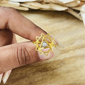 Bague en laiton plaqué or 18 carats pour femme, design élégant, pierre de lune, style bohème, motif étoile géométrique, bijoux célestes délicats, vente en gros/OEM/ODM - Product Image 4