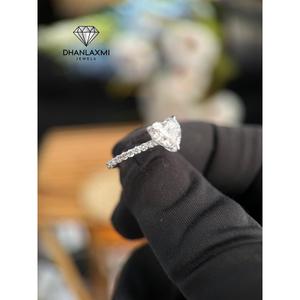 แหวนเพชรเพาะเลี้ยง 1.50 กะรัต ทรงกลม D VVS2 ทองคำขาว 14K รับรองโดย IGI ประดับเพชรแบบ Pave Band สำหรับงานหมั้นและงานแต่งงาน - Product Image 2
