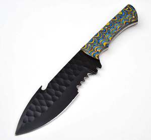 Outil utilitaire robuste en acier martelé texturé, revêtu de noir, fabriqué à la main, avec manche en bois ondulé bleu-jaune. - Product Image 3