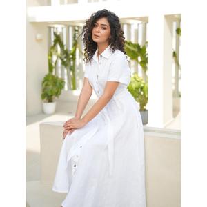 Vestido Largo Bohemio de Lino y Algodón Blanco para Mujer, Cuello Camisero, Botones al Frente, Cintura Ajustada con Cinturón, Estilo Fluido - Product Image 3