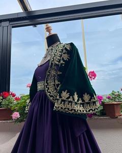Robe traditionnelle afghane Kuchi pour femmes, robes décontractées, robe longue violette, boléro en velours vert, vêtements ethniques brodés de lourds motifs dorés - Product Image 3