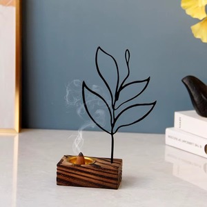 Porte-encens en métal en forme de feuille avec base en bois, diffuseur d'aromathérapie, design noir et or, utilisation toute saison - Product Image 3