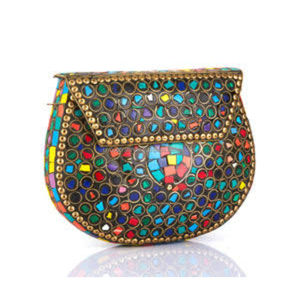 Sac à main en laiton doré et en résine festive avec design en pierre multicolore et sangle en chaîne pour un usage festif et traditionnel - Product Image 4