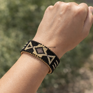 Brazalete minimalista bohemio con cuentas, de estilo natural, diseñado como una pulsera artesanal ligera. - Product Image 2