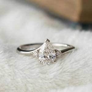 แหวนมอสซาไนต์ทรงลูกแพร์ 2 กะรัต ดีไซน์โค้ง วงแหวนเงินแท้ 925 สไตล์โมเดิร์น ของขวัญสำหรับคนรักในวันเกิด - Product Image 4