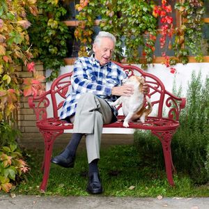 Banc de patio en aluminium coulé rouge à motif de roses avec pieds courbés pour véranda ou terrasse - Product Image 2