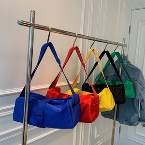 Bolsa Deportiva Unisex Azul de Nailon con Correa Ajustable, Bolsa de Gimnasio Informal de 20-30L de Capacidad, Diseño Duradero de Color Sólido - Product Image 3
