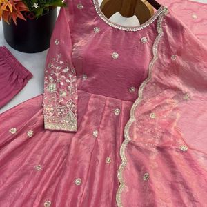 Elegante conjunto de vestido de diseñador para mujer, confeccionado con tela de seda premium, con hermosos bordados y detalles completos. - Product Image 2