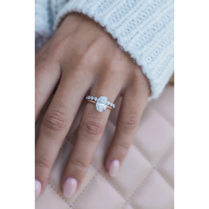 Bague de fiançailles sophistiquée de créateur avec diamant taille ovale, monture à griffes en or 14 carats, bijoux fins classiques pour femme - Product Image 2