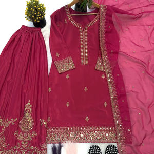 Présentation de la nouvelle collection de créateurs en soie crêpe naturelle avec un ensemble haut-bas et dupatta richement brodé de sequins. - Product Image 6