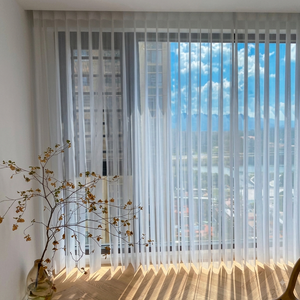 Stores verticaux en tissu modernes, écologiques, personnalisables et sur mesure, avec lamelles réglables pour un contrôle optimal de la lumière et de la confidentialité. - Product Image 3