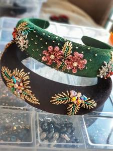 Bandeau pour cheveux brodé à la main avec de magnifiques motifs floraux pour un style élégant au quotidien - Product Image 1