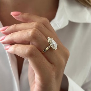 Bague de fiançailles et de mariage solitaire à profil bas en or jaune 14k/18k, sertie de diamants de laboratoire taille poire, design tendance - Product Image 2