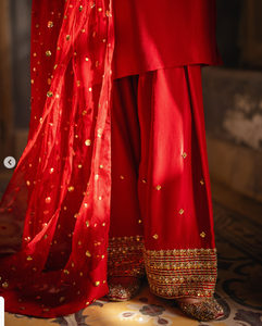 Sari de Seda Rojo SADIA AUN HUTE COUTURE con Bordado Dorado, Traje Tradicional Indio para Bodas, Largo hasta el Suelo, Corte Regular para Mujer - Product Image 3