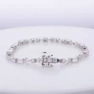Bracelet Tennis pour Femme en Argent 925 Plaqué Rhodium avec Diamants Taille Baguette Sertis en Canal, Bijou Classique de Mariage - Product Image 1
