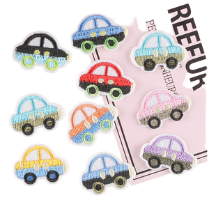 Fabrication de badges personnalisés en chenille avec logo brodé pour les marques de vêtements, les vestes, les casquettes, les sacs et les boutiques de détail. - Product Image 1