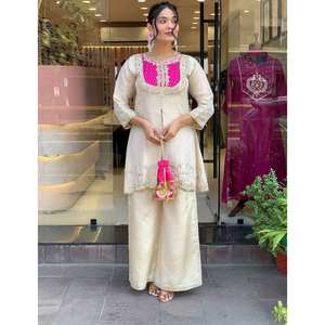 ชุดเสื้อและกางเกงผู้หญิงดีไซเนอร์ พร้อมงานปักลายและประดับด้วยเลื่อม - Product Image 1