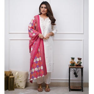 Ensemble Kurti en soie Chanderi blanche de luxe pour femmes, brodé, avec pantalon en viscose Chandetri et dupatta imprimé - Product Image 1