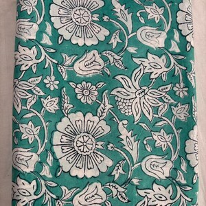 Tela de Algodón Estampada a Mano con Diseño Floral Verde y Blanco, Tela de Algodón con Estampado Jaipuri Hecho a Mano en India, Patrón Botánico - Product Image 2