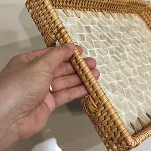 Plateau décoratif en rotin incrusté de perles, mosaïque de nacre faite à la main, organisateur de luxe pour la maison contemporaine - Product Image 6