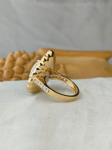 Anillo de compromiso de lujo en oro amarillo con diamante de corte pera cultivado en laboratorio y piedras laterales, elegante y brillante, regalo de joyería fina para ella. - Product Image 3