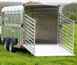 Remorque de transport de bétail de qualité industrielle pour usage agricole, cadre en acier robuste conçu pour le bétail et les moutons - Product Image 3