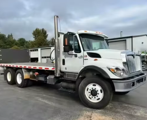 En Venta: Camión Usado For-International WorkStar 7500 con Eje Tándem y Plataforma Plana de 20 pies - 350HP, Puerta Elevadora, Volante a la Izquierda/Derecha, Listo para Exportación Mundial - Product Image 3