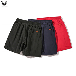 Shorts en nylon tendance pour hommes, avec poches zippées, imprimé graphique, logo personnalisé, qualité supérieure, vente en gros, style streetwear et sportswear - Product Image 2