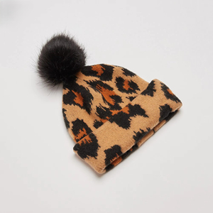 Bonnets élégants en tissu de laine avec logo personnalisé imprimé, coupe classique, pour un usage décontracté en hiver, en jacquard uni. - Product Image 3