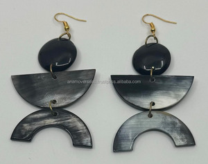 Pendientes de cuerno de búfalo hechos a mano, joyería ligera - Product Image 5