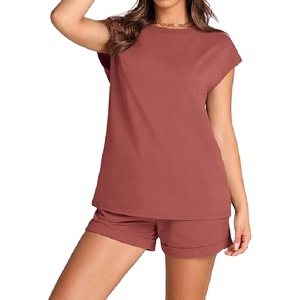 Ensemble décontracté d'été 2 pièces personnalisé pour femme : hauts à manches courtes et shorts à taille élastique avec poches, 100 % coton, séchage rapide - Product Image 1