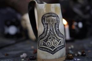 Jarra de cuerno artesanal para fiestas medievales, jarra vikinga para entusiastas y coleccionistas de hidromiel, cerveza y ale. - Product Image 2