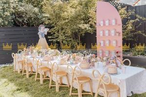 Ensemble d'arrivée de fête pour enfants en rotin fait main-Chaises et table fabriquées sur mesure pour les célébrations d'anniversaire des enfants - Product Image 2