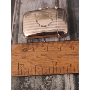 Boîte d'allumettes vintage en aluminium argenté avec logo gravé, durable pour usage domestique - Product Image 6